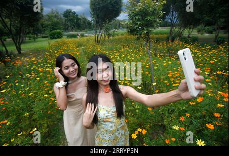 Bangkok, Thailandia. 9 settembre 2023. Le ragazze hanno visto fare un selfie al Wachirabenchatut Park di Bangkok. (Immagine di credito: © Chaiwat Subprasom/SOPA Images via ZUMA Press Wire) SOLO USO EDITORIALE! Non per USO commerciale! Foto Stock