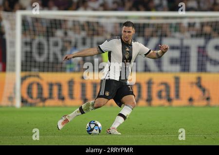 Wolfsburg, Germania. 10 settembre 2023. Calcio: Internazionale, Germania - Giappone, Volkswagen Arena. Il tedesco Niklas Süle al ballo. NOTA IMPORTANTE: In conformità alle norme della DFL Deutsche Fußball Liga e della DFB Deutscher Fußball-Bund, è vietato utilizzare o far utilizzare fotografie scattate nello stadio e/o della partita sotto forma di immagini di sequenza e/o serie di foto simili a video. Credito: Christian Charisius/dpa/Alamy Live News Foto Stock