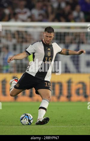 Wolfsburg, Germania. 10 settembre 2023. Calcio: Internazionale, Germania - Giappone, Volkswagen Arena. Il tedesco Niklas Süle al ballo. NOTA IMPORTANTE: In conformità alle norme della DFL Deutsche Fußball Liga e della DFB Deutscher Fußball-Bund, è vietato utilizzare o far utilizzare fotografie scattate nello stadio e/o della partita sotto forma di immagini di sequenza e/o serie di foto simili a video. Credito: Christian Charisius/dpa/Alamy Live News Foto Stock
