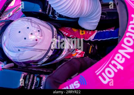 Monterey, CALIFORNIA, USA. 8 settembre 2023. Il pilota DELLA INDYCAR Series, LINUS LUNDQVIST (R) (60) di Stoccolma, Svezia, si allaccia alla sua vettura per il Firestone Grand Prix di Monterey al WeatherTech Raceway Laguna Seca di Monterey, CALIFORNIA. (Immagine di credito: © Walter G Arce Sr Grindstone medi/ASP) SOLO USO EDITORIALE! Non per USO commerciale! Foto Stock