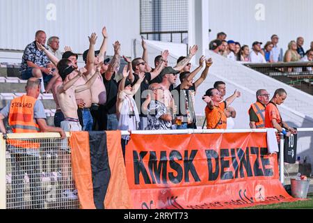 Charleroi, Belgio. 9 settembre 2023. I tifosi Deinze fotografarono durante una partita di calcio tra il R. Olympic Club Charleroi e il KMSK Deinze nella Crocky Cup 2023-2024 il 9 settembre 2023 a Charleroi, in Belgio. Credito: Sportpix/Alamy Live News Foto Stock