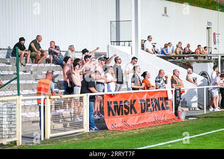 Charleroi, Belgio. 9 settembre 2023. I tifosi Deinze fotografarono durante una partita di calcio tra il R. Olympic Club Charleroi e il KMSK Deinze nella Crocky Cup 2023-2024 il 9 settembre 2023 a Charleroi, in Belgio. Credito: Sportpix/Alamy Live News Foto Stock