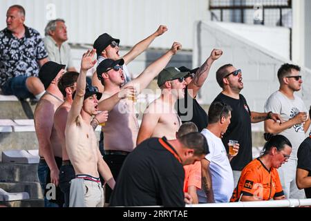 Charleroi, Belgio. 9 settembre 2023. I tifosi Deinze fotografarono durante una partita di calcio tra il R. Olympic Club Charleroi e il KMSK Deinze nella Crocky Cup 2023-2024 il 9 settembre 2023 a Charleroi, in Belgio. Credito: Sportpix/Alamy Live News Foto Stock