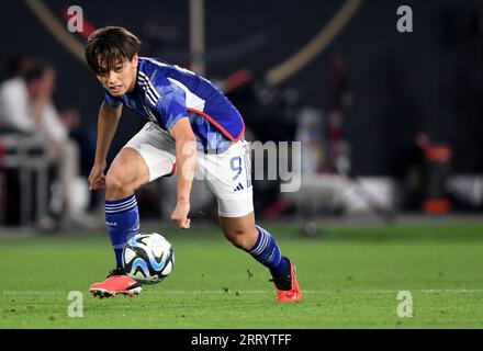 Wolfsburg, Germania. 10 settembre 2023. Calcio: Internazionale, Germania - Giappone, Volkswagen Arena, Ayase Ueda giapponese sul pallone. NOTA IMPORTANTE: Conformemente ai requisiti della DFL Deutsche Fußball Liga e della DFB Deutscher Fußball-Bund, è vietato utilizzare o far utilizzare fotografie scattate nello stadio e/o della partita sotto forma di immagini di sequenza e/o serie di foto simili a video. Credito: Swen Pförtner/dpa/Alamy Live News Foto Stock