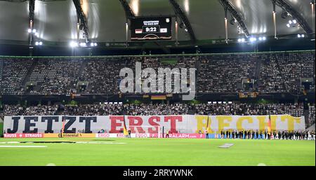Wolfsburg, Germania. 10 settembre 2023. Calcio: Internazionale, Germania - Giappone, Volkswagen Arena, coreografia DFB 'Jetzt erst recht'. NOTA IMPORTANTE: Conformemente ai requisiti della DFL Deutsche Fußball Liga e della DFB Deutscher Fußball-Bund, è vietato utilizzare o far utilizzare fotografie scattate nello stadio e/o della partita sotto forma di immagini di sequenza e/o serie di foto simili a video. Credito: Swen Pförtner/dpa/Alamy Live News Foto Stock