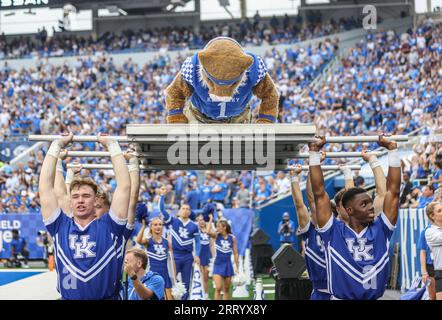 Lexington, Kentucky, USA. 9 settembre 2023. La mascotte del Kentucky fa dei pushup dopo un touchdown dei Wildcat nella partita di football NCAA tra gli EKU Colonels e i Kentucky Wildcats al Kroger Field di Lexington, Kentucky. Kyle Okita/CSM/Alamy Live News Foto Stock