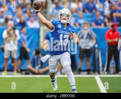 Lexington, Kentucky, USA. 9 settembre 2023. Kentucky QB Devin Leary (13) lancia la palla durante la partita di football NCAA tra gli EKU Colonels e i Kentucky Wildcats al Kroger Field di Lexington, Kentucky. Kyle Okita/CSM/Alamy Live News Foto Stock