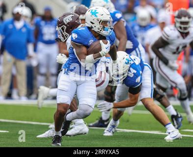 Lexington, Kentucky, USA. 9 settembre 2023. Ray Davis del Kentucky (1) porta la palla durante la partita di football NCAA tra gli EKU Colonels e i Kentucky Wildcats al Kroger Field di Lexington, Kentucky. Kyle Okita/CSM/Alamy Live News Foto Stock