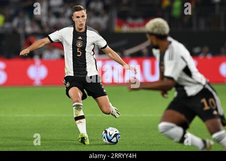 Wolfsburg, Germania. 10 settembre 2023. Calcio: Internazionale, Germania - Giappone, Volkswagen Arena. Il tedesco Nico Schlotterbeck al ballo. NOTA IMPORTANTE: In conformità alle norme della DFL Deutsche Fußball Liga e della DFB Deutscher Fußball-Bund, è vietato utilizzare o far utilizzare fotografie scattate nello stadio e/o della partita sotto forma di immagini di sequenza e/o serie di foto simili a video. Credito: Federico Gambarini/dpa/Alamy Live News Foto Stock