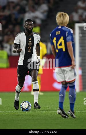 Wolfsburg, Germania. 10 settembre 2023. Calcio: Internazionale, Germania - Giappone, Volkswagen Arena. Il tedesco Antonio Rüdiger al ballo. NOTA IMPORTANTE: In conformità alle norme della DFL Deutsche Fußball Liga e della DFB Deutscher Fußball-Bund, è vietato utilizzare o far utilizzare fotografie scattate nello stadio e/o della partita sotto forma di immagini di sequenza e/o serie di foto simili a video. Credito: Federico Gambarini/dpa/Alamy Live News Foto Stock
