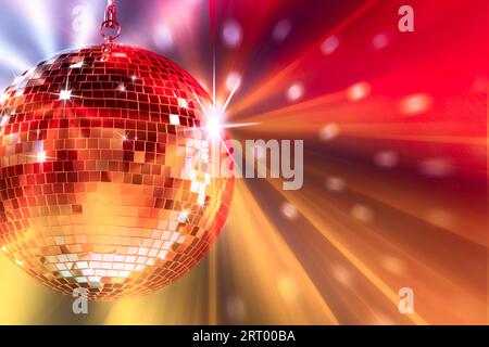 Sfera da discoteca brillante e brillante sotto luci colorate, spazio per il testo Foto Stock