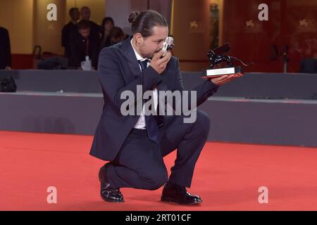 Venezia, Italia. 9 settembre 2023. VENEZIA, ITALIA - SETTEMBRE 09: Alain Parroni posa con il Premio speciale della giuria Horizons per "una terminata domenica" alla photocall del vincitore alla 80° Mostra Internazionale d'Arte cinematografica di Venezia il 9 settembre 2023 a Venezia. Credito: dpa/Alamy Live News Foto Stock