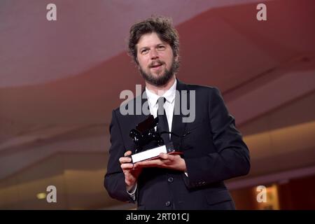 Venezia, Italia. 9 settembre 2023. VENEZIA, ITALIA - SETTEMBRE 09: Alex Braverman posa con il Venice Classics Award per il miglior documentario per "Grazie mille" al concorso fotografico del vincitore alla 80° Mostra Internazionale d'Arte cinematografica di Venezia il 9 settembre 2023 a Venezia. Credito: dpa/Alamy Live News Foto Stock