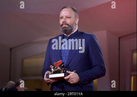 Venezia, Italia. 9 settembre 2023. Yorgos Lanthimos posa con il Leone d'Oro per il miglior film per "Poor Things" alla photocall del vincitore al 80° Festival Internazionale del Cinema di Venezia sabato 9 settembre 2023 a Venezia, Italia. Foto di Rocco Spaziani/UPI Credit: UPI/Alamy Live News Foto Stock