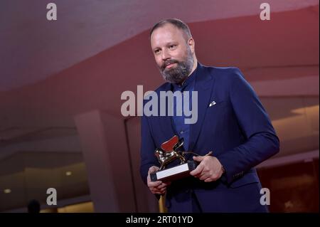Venezia, Italia. 9 settembre 2023. Yorgos Lanthimos posa con il Leone d'Oro per il miglior film per "Poor Things" alla photocall del vincitore al 80° Festival Internazionale del Cinema di Venezia sabato 9 settembre 2023 a Venezia, Italia. Foto di Rocco Spaziani/UPI Credit: UPI/Alamy Live News Foto Stock