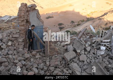 (230910) -- MARRAKESH, 10 settembre 2023 (Xinhua) -- Un uomo cammina tra le macerie di un edificio danneggiato dopo un terremoto di magnitudo 6,8 a Tahannaout, in Marocco, il 9 settembre 2023. Un terremoto di magnitudo 6,8 ha colpito il Marocco venerdì alle 23:11 ora locale (2211 GMT) a una profondità di 18,5 km, ha detto lo United States Geological Survey. L'epicentro del terremoto è stato vicino alla città di Ighil, nella provincia di al Haouz, a circa 70 km a sud-ovest di Marrakech. Il terremoto ha causato la morte di 2.012 persone e ne ha ferite 2.059, di cui 1.404 in gravi condizioni, secondo l'ultimo aggiornamento dall'Inter del paese Foto Stock