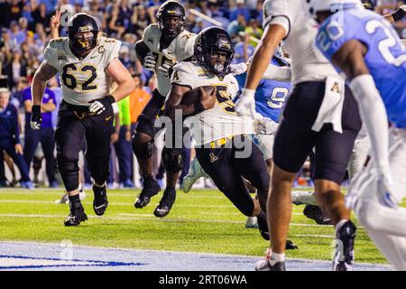 Chapel Hill, North Carolina, Stati Uniti. 9 settembre 2023. Il running back degli Appalachian State Mountaineers Nate Noel (5) corse in touchdown contro i North Carolina Tar Heels durante i supplementari del match NCAA al Kenan Memorial Stadium di Chapel Hill, NC. (Scott Kinser/Cal Sport Media). Credito: csm/Alamy Live News Foto Stock