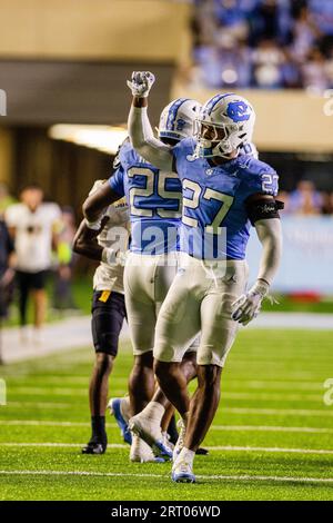 Chapel Hill, North Carolina, Stati Uniti. 9 settembre 2023. Il defensive back dei North Carolina Tar Heels Giovanni Biggers (27) festeggia dopo aver ottenuto una terza fermata nei doppi tempi supplementari contro gli Appalachian State Mountaineers nel match NCAA al Kenan Memorial Stadium di Chapel Hill, North Carolina. (Scott Kinser/Cal Sport Media). Credito: csm/Alamy Live News Foto Stock