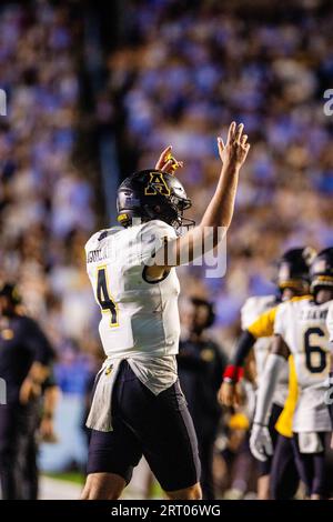 Chapel Hill, North Carolina, Stati Uniti. 9 settembre 2023. Il quarterback degli Appalachian State Mountaineers Joey Aguilar (4) fa salire la folla dopo un touchdown durante il primo tempo supplementare della partita NCAA contro i North Carolina Tar Heels al Kenan Memorial Stadium di Chapel Hill, North Carolina. (Scott Kinser/Cal Sport Media). Credito: csm/Alamy Live News Foto Stock