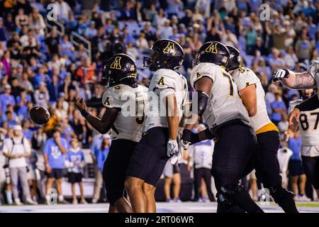 Chapel Hill, North Carolina, Stati Uniti. 9 settembre 2023. Il running back degli Appalachian State Mountaineers Nate Noel (5) celebra il suo touchdown contro i North Carolina Tar Heels durante i supplementari del match NCAA al Kenan Memorial Stadium di Chapel Hill, North Carolina. (Scott Kinser/Cal Sport Media). Credito: csm/Alamy Live News Foto Stock