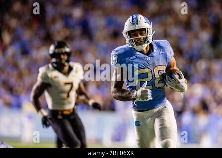 Chapel Hill, North Carolina, Stati Uniti. 9 settembre 2023. Il running back dei North Carolina Tar Heels Omarion Hampton (28) segnò un touchdown durante i supplementari del match contro gli Appalachian State Mountaineers al Kenan Memorial Stadium di Chapel Hill, NC. (Scott Kinser/Cal Sport Media). Credito: csm/Alamy Live News Foto Stock