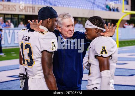 Chapel Hill, North Carolina, Stati Uniti. 9 settembre 2023. Il capo-allenatore dei North Carolina Tar Heels Mack Brown parla con il wide receiver degli Appalachian State Mountaineers Christan Horn (13) e il wide receiver Dashaun Davis (6) dopo il match NCAA al Kenan Memorial Stadium di Chapel Hill, North Carolina. (Scott Kinser/Cal Sport Media). Credito: csm/Alamy Live News Foto Stock