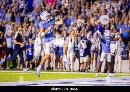 Chapel Hill, North Carolina, Stati Uniti. 9 settembre 2023. Il quarterback dei North Carolina Tar Heels Drake Maye (10) festeggia mentre corre in touchdown durante il secondo tempo supplementare della partita NCAA contro gli Appalachian State Mountaineers al Kenan Memorial Stadium di Chapel Hill, NC. (Scott Kinser/Cal Sport Media). Credito: csm/Alamy Live News Foto Stock