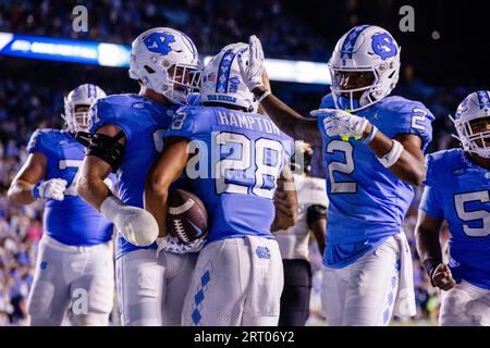 Chapel Hill, North Carolina, Stati Uniti. 9 settembre 2023. Il running back dei North Carolina Tar Heels Omarion Hampton (28) festeggia con il tight end John Copenhaver (81) dopo il suo touchdown ai supplementari contro gli Appalachian State Mountaineers nel match-up NCAA al Kenan Memorial Stadium di Chapel Hill, NC. (Scott Kinser/Cal Sport Media). Credito: csm/Alamy Live News Foto Stock