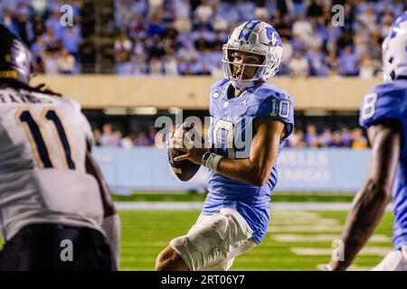 Chapel Hill, North Carolina, Stati Uniti. 9 settembre 2023. Il quarterback dei North Carolina Tar Heels Drake Maye (10) corre per la end zone per una conversione di due punti durante il secondo tempo supplementare del match NCAA contro gli Appalachian State Mountaineers al Kenan Memorial Stadium di Chapel Hill, North Carolina. (Scott Kinser/Cal Sport Media). Credito: csm/Alamy Live News Foto Stock