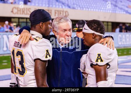 Chapel Hill, North Carolina, Stati Uniti. 9 settembre 2023. Il capo-allenatore dei North Carolina Tar Heels Mack Brown parla con il wide receiver degli Appalachian State Mountaineers Christan Horn (13) e il wide receiver Dashaun Davis (6) dopo il match NCAA al Kenan Memorial Stadium di Chapel Hill, North Carolina. (Scott Kinser/Cal Sport Media). Credito: csm/Alamy Live News Foto Stock