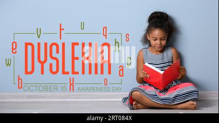 Bambina che legge libri e DISLESSIA di testo su sfondo a colori Foto Stock