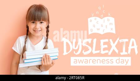 Bambina con libri e testo GIORNATA DI SENSIBILIZZAZIONE ALLA DISLESSIA su sfondo rosa Foto Stock