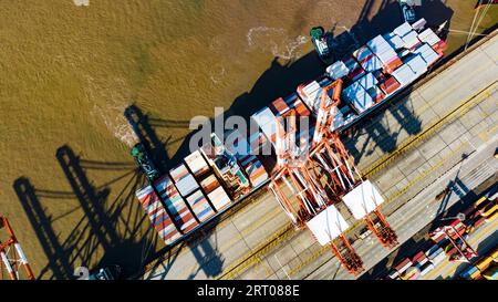 SHANGHAI, CINA - 9 SETTEMBRE 2023 - diverse grandi navi portacontainer effettuano operazioni di movimentazione container presso il terminal i del porto di acque profonde di Yangshan Foto Stock