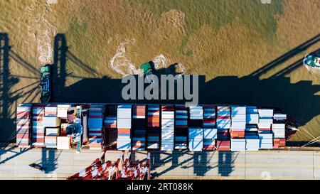 SHANGHAI, CINA - 9 SETTEMBRE 2023 - diverse grandi navi portacontainer effettuano operazioni di movimentazione container presso il terminal i del porto di acque profonde di Yangshan Foto Stock