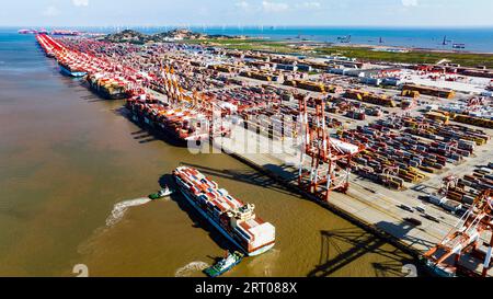 SHANGHAI, CINA - 9 SETTEMBRE 2023 - diverse grandi navi portacontainer effettuano operazioni di movimentazione container presso il terminal i del porto di acque profonde di Yangshan Foto Stock