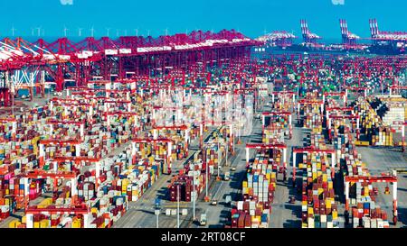 SHANGHAI, CINA - 9 SETTEMBRE 2023 - diverse grandi navi portacontainer effettuano operazioni di movimentazione container presso il terminal i del porto di acque profonde di Yangshan Foto Stock