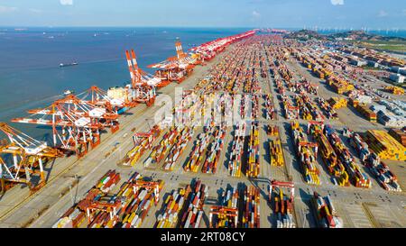 SHANGHAI, CINA - 9 SETTEMBRE 2023 - diverse grandi navi portacontainer effettuano operazioni di movimentazione container presso il terminal i del porto di acque profonde di Yangshan Foto Stock