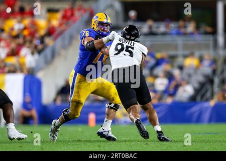 Pittsburgh, Pennsylvania, USA. 9 settembre 2023. L'offensive tackle di Pitt Panthers Matt Goncalves blocca il defensive end dei Cincinnati Bearcats Justin Wodtly (95) durante la partita di football NCAA tra i Pitt Panthers e i Cincinnati Bearcats all'Acrisure Stadium di Pittsburgh, Pennsylvania. Brent Gudenschwager/CSM (immagine di credito: © Brent Gudenschwager/Cal Sport Media). Credito: csm/Alamy Live News Foto Stock