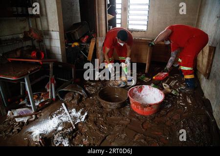 Rio grande do sul, Brasile. 9 settembre 2023. I soccorritori liberano fango e detriti in una scuola nella città di Mucum, Rio grande do sul, Brasile, il 9 settembre 2023. Crediti: Claudia Martini/Xinhua/Alamy Live News Foto Stock