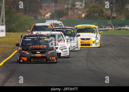 Sandown Park, Australia. 10 settembre 2023. KUMHO PNEUMATICI australiani V8 Touring Car Field, guidati da Jamie Tilley, scendendo verso la curva 6 al primo giro di gara 2. Crediti: James Forrester/Alamy Live News Foto Stock