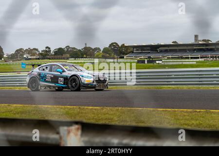 Sandown Park, Australia. 10 settembre 2023. Cameron McLeod vola in fondo al rettilineo nel suo MARC Mazda. Crediti: James Forrester/Alamy Live News Foto Stock