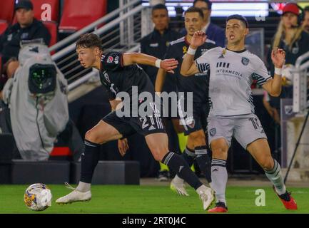 WASHINGTON, DC, USA - 09 SETTEMBRE 2023: Il centrocampista del D.C. United Theodore Ku-DiPietro (21) si allontana dal San Jose Earthquakeforward Jefferson Savarino (10) durante una partita MLS tra DC United e San Jose Earthquakeon il 9 settembre 2023, all'Audi Field, a Washington, DC. (Foto di Tony Quinn-Alamy Live News) Foto Stock