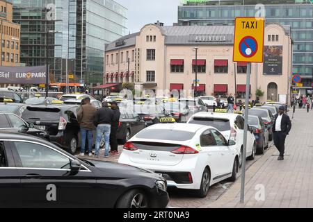 Helsinki, Finlandia - 5 settembre 2023: Posteggio dei taxi con taxi in attesa fuori dalla stazione ferroviaria centrale di Helsinki. Foto Stock