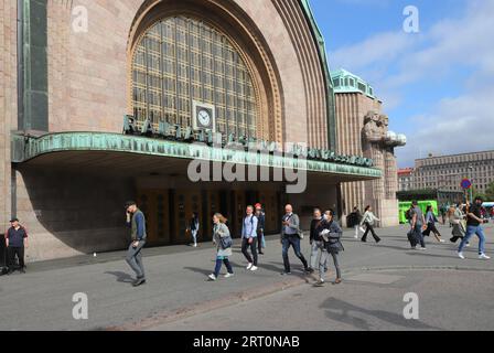 Helsinki, Finlandia - 5 settembre 2023: Persone fuori dall'edificio della stazione ferroviaria centrale di Helsinki. Foto Stock