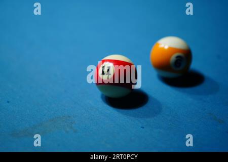 Dopo essere stato colpito sul tavolo da biliardo in una partita a biliardo, parecchie palline da biliardo Foto Stock