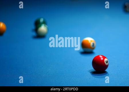 Dopo essere stato colpito sul tavolo da biliardo in una partita a biliardo, parecchie palline da biliardo Foto Stock