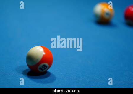 Dopo essere stato colpito sul tavolo da biliardo in una partita a biliardo, parecchie palline da biliardo Foto Stock