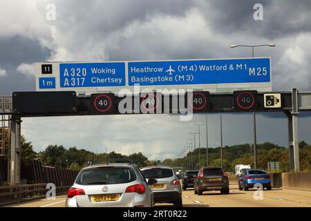 Gantry sospeso sulla M25 all'incrocio 11 che mostra le destinazioni disponibili per gli utenti dell'autostrada. Foto Stock