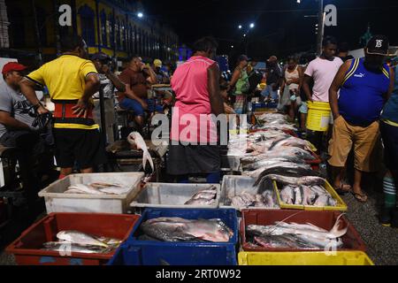 Belem, Brasile. 9 settembre 2023. People Walk at Ver-o-peso fish Market in Belem, stato di Para, Brasile, 9 settembre 2023. Crediti: Lucio Tavora/Xinhua/Alamy Live News Foto Stock