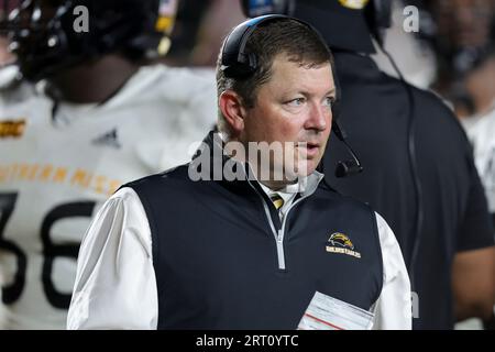 Tallahassee, Florida, USA. 9 settembre 2021. Il capo-allenatore della Southern Miss Golden Eagles Will Hall durante una partita di football universitario tra la Southern Miss Golden Eagles e i Florida State Seminoles al Doak-Campbell Stadium di Tallahassee, Florida. Bobby McDuffie/CSM/Alamy Live News Foto Stock